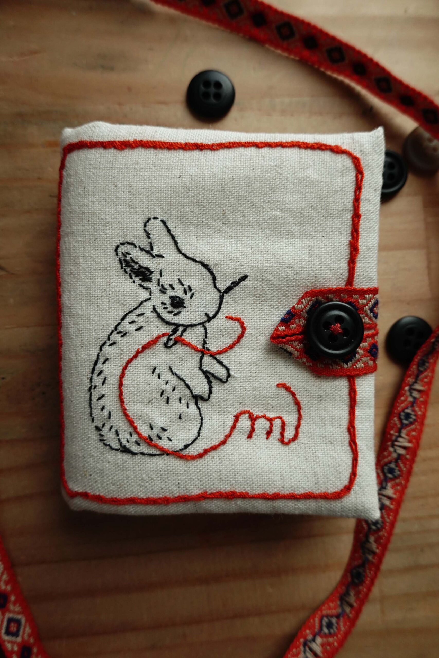 うさぎの刺繍がされたニードルブック