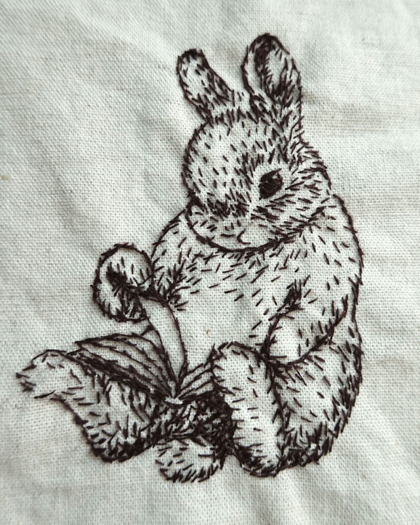 読書をするうさぎを描いた刺繍作品