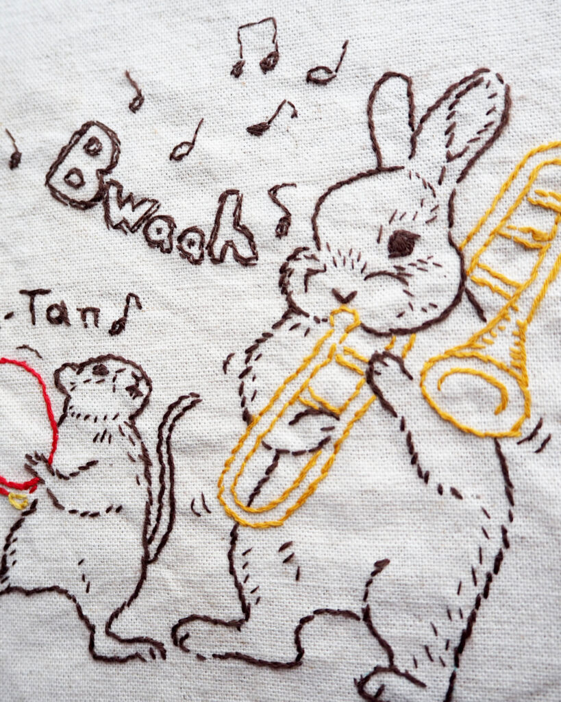 トロンボーンを吹くうさぎの刺繍
