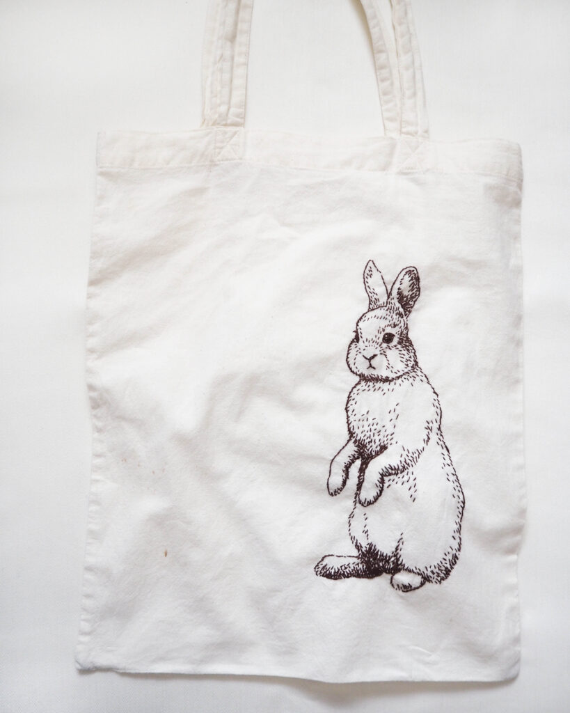 立ち上がるうさぎの刺繍をほどこしたコットンのエコバッグ