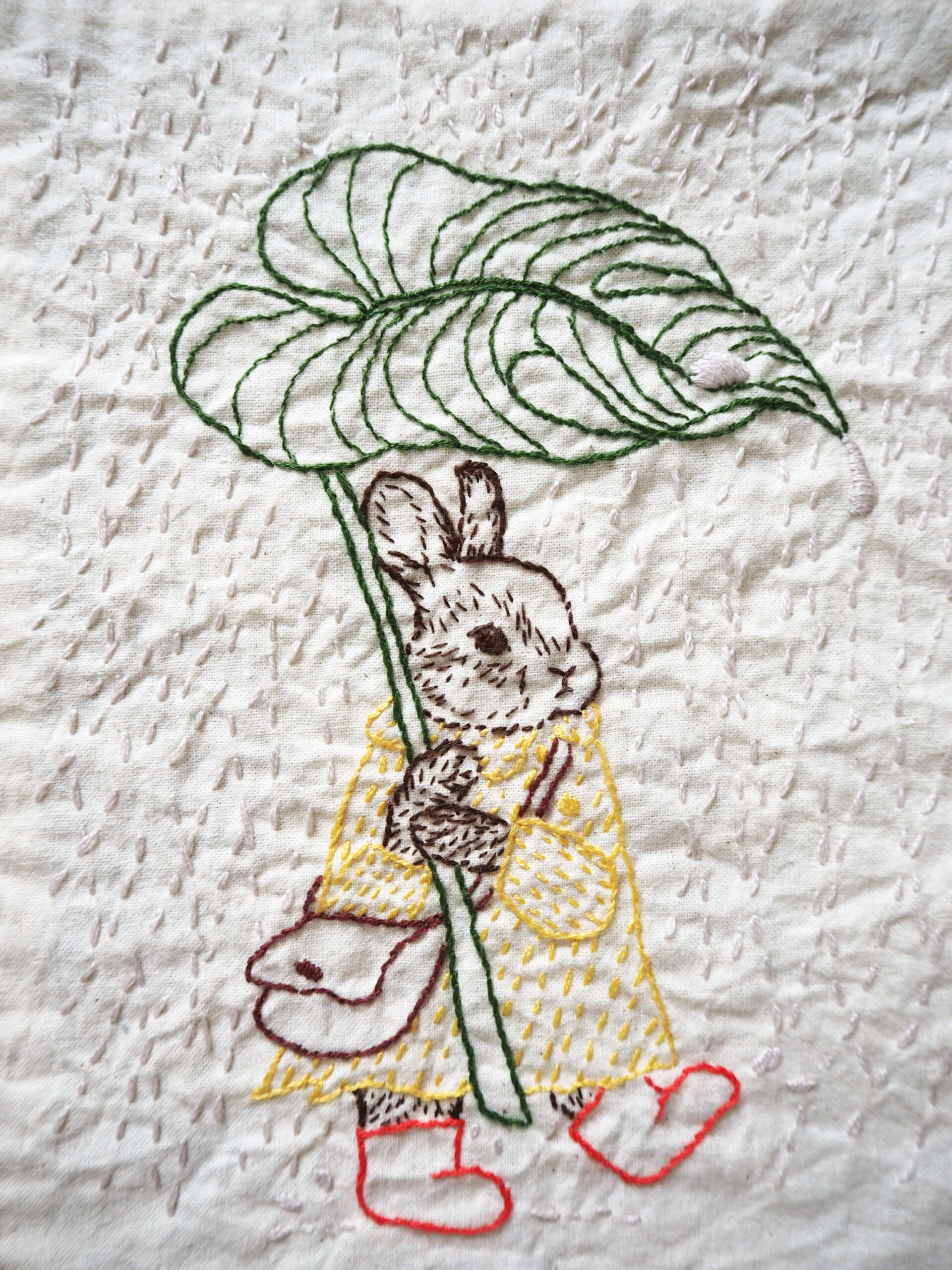 うさぎの刺繍作品 「雨の日のお出かけ」